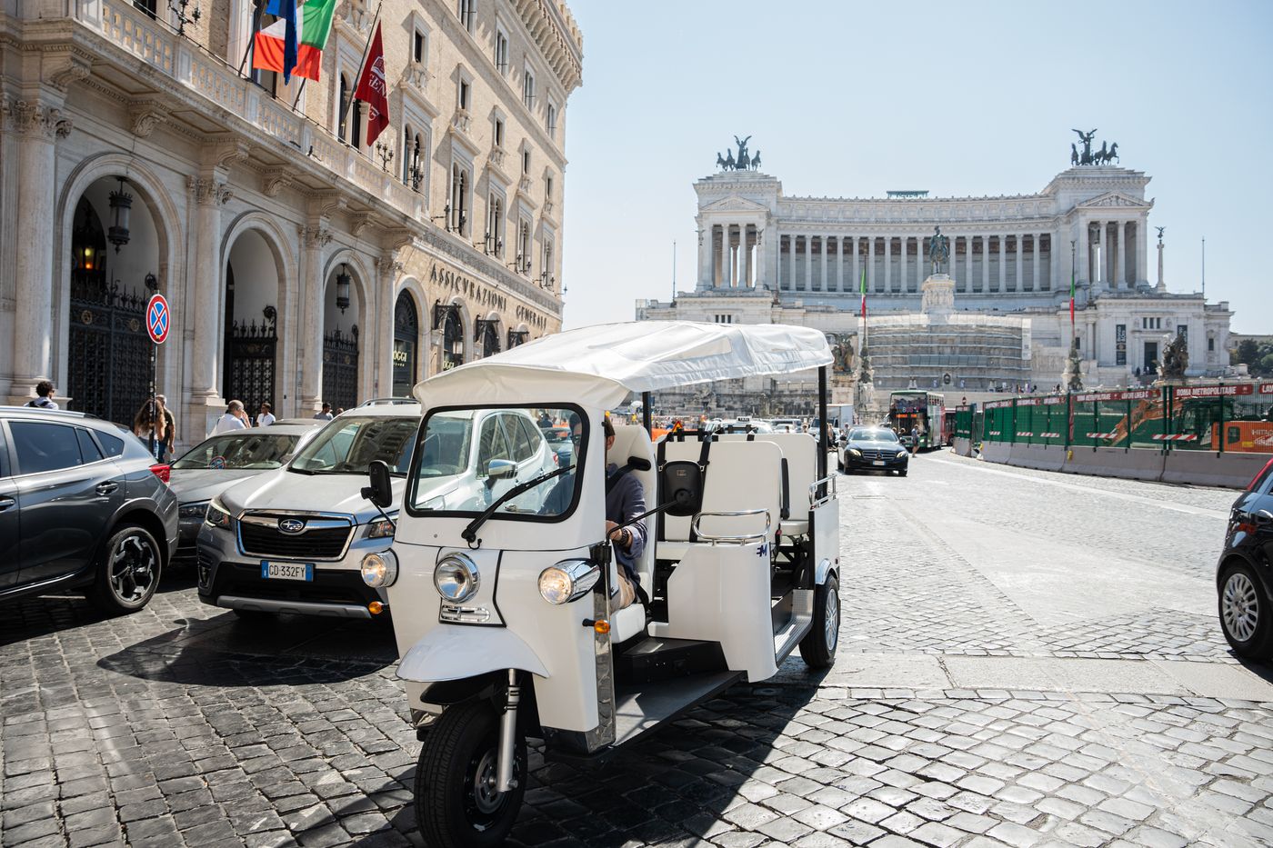 Tuk Tuk Adventure — 2 Hours with Prosecco & Pickup