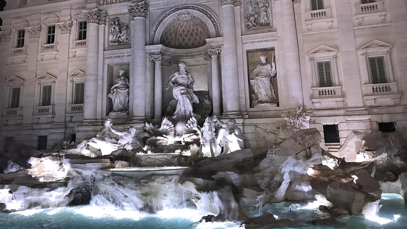 Trevi Fountain at Night: Lights, Reflections and the Most Romantic Experience in Rome