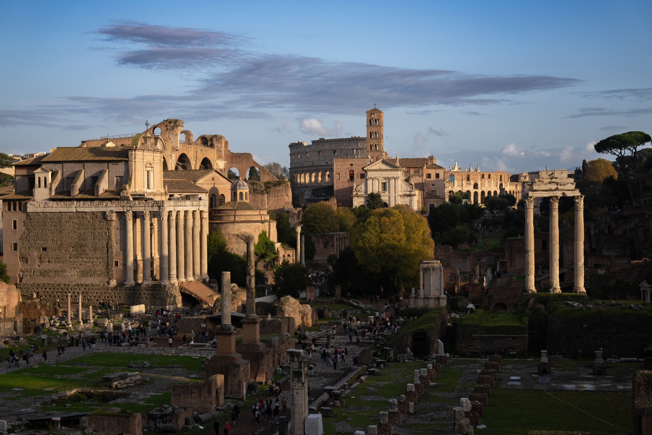 Das Forum Romanum mit dem dahinter aufragenden Kolosseum